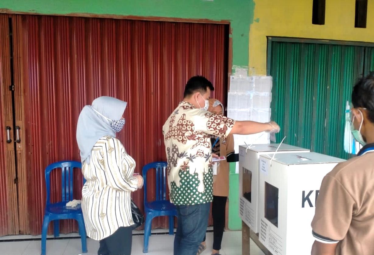 Panji Mursyidan, S.E., M.M. bersama istri Syafitri Amalia saat memasukan surat suara kedalam kotak suara